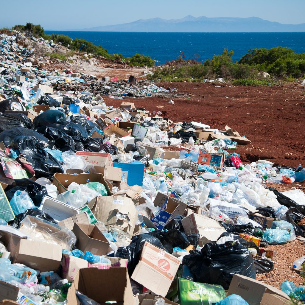 basura y residuos acumulados cerca de la costa.