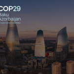 Ciudad de Bakú con el logo de la COP29