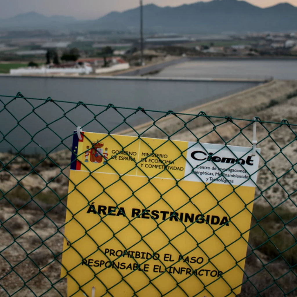 Cartel de área restringida ubicado en la zona de Palomares